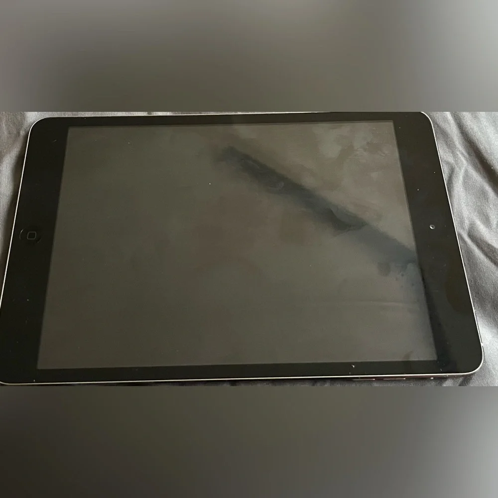 Selling an iPad mini , barely used , no cracks , updated and reset , works fine